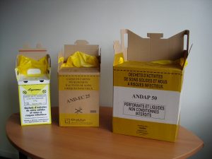 Des cartons pour faire le tri des déchets à risques infectieux